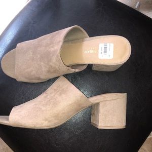 NWT block heel slide
